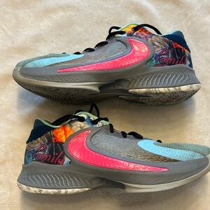 Size 6.5Y Boys Giannis Zoom Freak 4 Basketball shoes